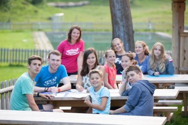 Sommercamp TeilnehmerInnen mit Betreuern | © young austria - Österreichs Erlebnisgästehäuser GmbH